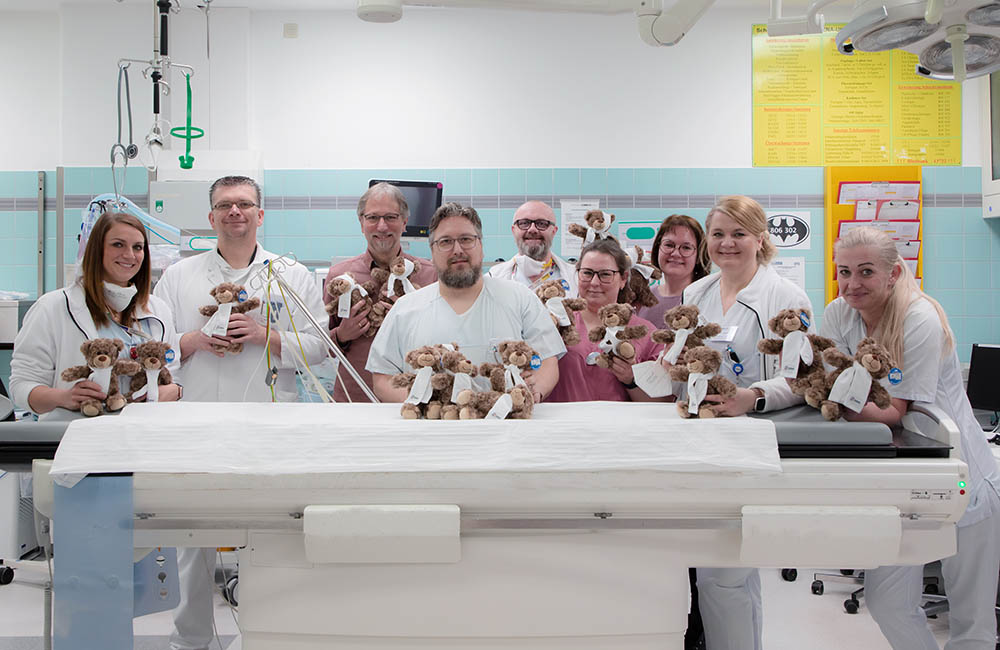 Förderverein übergibt Trost-Teddys an Mitarbeiter der ZNA